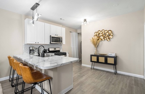 Tri-Taylor Apartment | Spacious 3-bedroom apartment near downtown, FREE PARKING