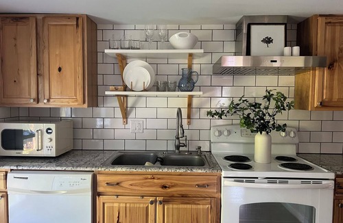 Utica Apartment | Spacious 3-bedroom apt near the Utica Memorial Auditorium 2nd Floor Non-Smoking