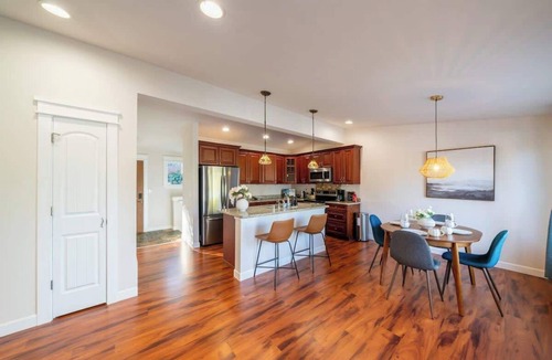 Matthews Beach House | Spacious 4b2b house/Partial lake views/Backyard