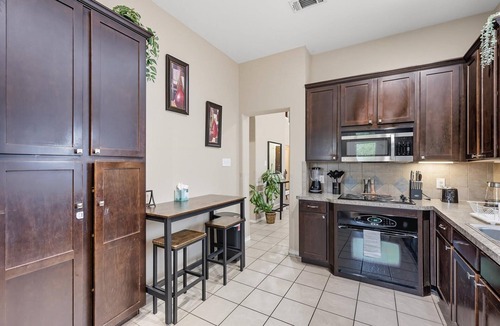 Dallas House | Spacious 5-BD/3-BA Forest View Getaway (Sleeps 13)