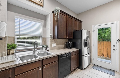 Dallas House | Spacious 5-BD/3-BA Forest View Getaway (Sleeps 13)