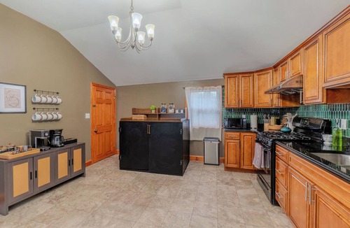 Inman Square Apartment | Spacious 5 bed apartment retreat in gorgeous Cambridge, Walk to Harvard
