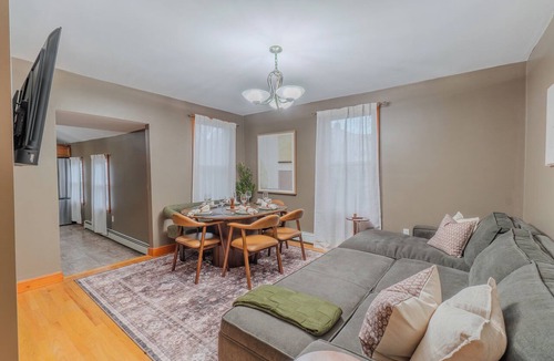 Inman Square Apartment | Spacious 5 bed apartment retreat in gorgeous Cambridge, Walk to Harvard