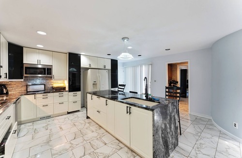 Bay Shore House | Spacious 5-bedroom house in charming Bay Shore with AC, WiFi