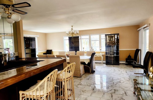 Bay Shore House | Spacious 5-bedroom house in fantastic Bay Shore with AC