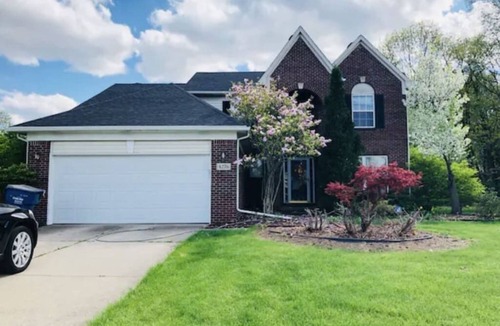 Mitchell House | Spacious 5-bedroom house with pool table near UofM