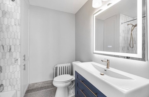 Regent House | Spacious 5-bedroom house in University Heights/Camp Randall w/3.5 bathrooms