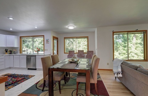 Des Moines House | Spacious 5BR Home | Sleeps 14 | Perfect for Groups & Extended Stays