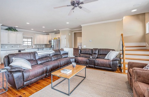 Columbiana House | Spacious 7-bedroom water front Lakehouse on lovely Lay Lake