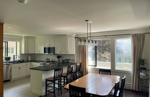 Lincoln House | Spacious and charming, 3Bedroom 2Bath townhouse Sleeps 8-10