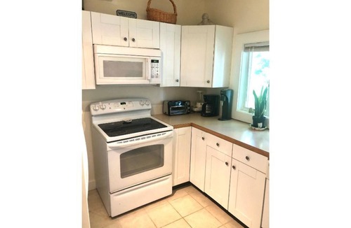 Top of the Hill House | Spacious and comfy, walk to Broadway or downtown, 2 min to beach, parking