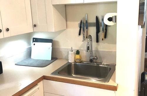 Top of the Hill House | Spacious and comfy, walk to Broadway or downtown, 2 min to beach, parking