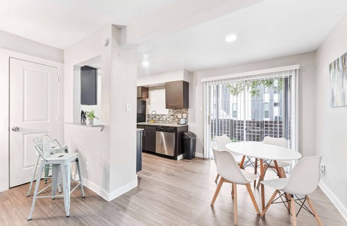 Riverside Apartment | Spacious and Fun King Bed 2BR, 5 Min to DT w/pool