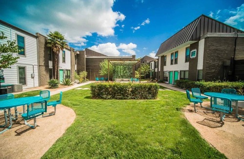 Riverside Apartment | Spacious and Fun King Bed 2BR, 5 Min to DT w/pool