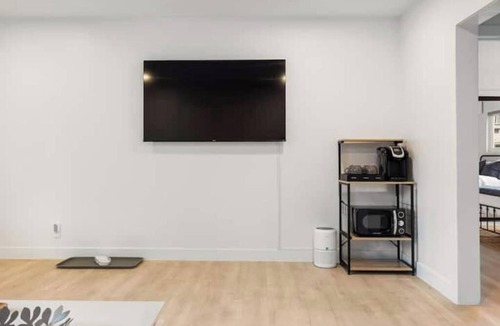 Lamanda Park Apartment | Spacious Apt w/1BR - City Center