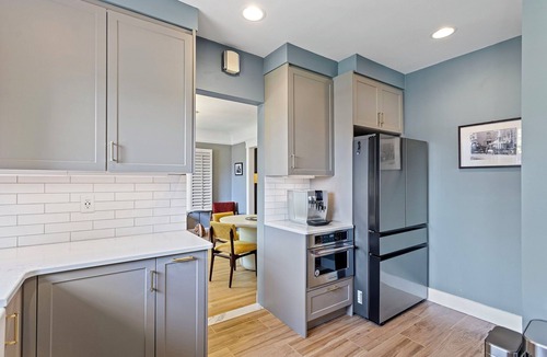 Eastlake Condo | Spacious, Bright Eastlake Stay +Parking, WFH Ready
