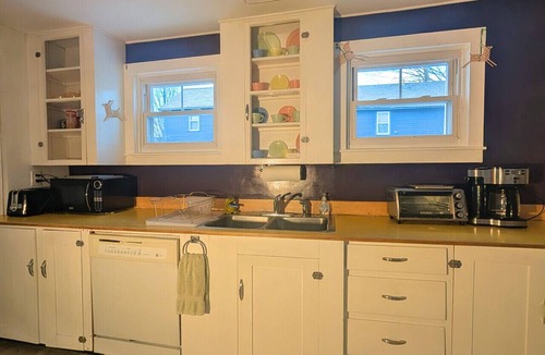 Shelburne Apartment | Spacious & Cozy Ground Floor 2/3 Bed private suite