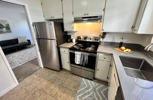 Burlingame Apartment | Spacious Downtown Burlingame Apt. with Driveway Parking & Private Patio 1/1