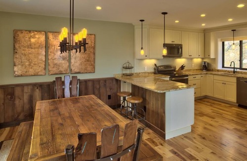 Lincoln House | Spacious End Unit Townhouse in a great location! (nh m&r lic# 064460)