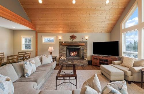 Westbrook Meadows House | Spacious Five Peaks Home with Soaking Tub and BBQ