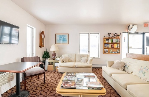 Chesaning House | Spacious Good-Value Accommodation! Free Parking, Pets Are Welcome!