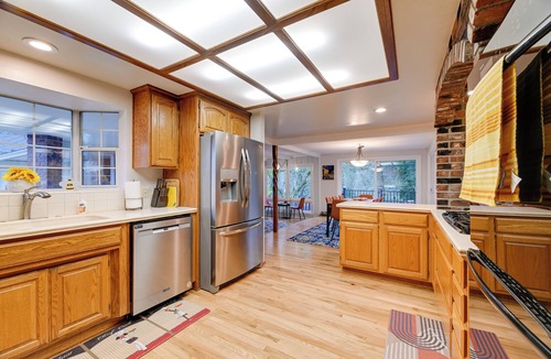Grants Pass House | Spacious Grants Pass Home w/Hot Tub & River Views