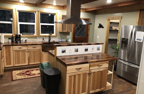 Greenwater House | Spacious Greenwater Crystal Mountain, Mount Rainier Adventure BaseCamp w/Hot tub