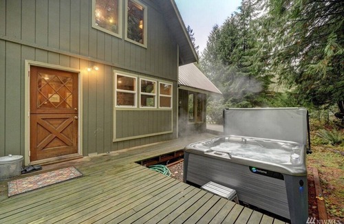 Greenwater House | Spacious Greenwater Crystal Mountain, Mount Rainier Adventure BaseCamp w/Hot tub