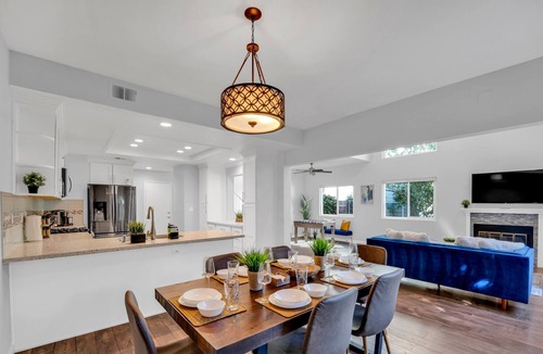 Ardenwood House | Spacious high ceiling home in Fremont | Private Yard | King Bed