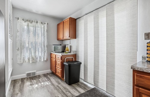 Green Bay House | Spacious home 1 mile from Lambeau Field. 4 bedroom. 2 full bath, sleeps 12