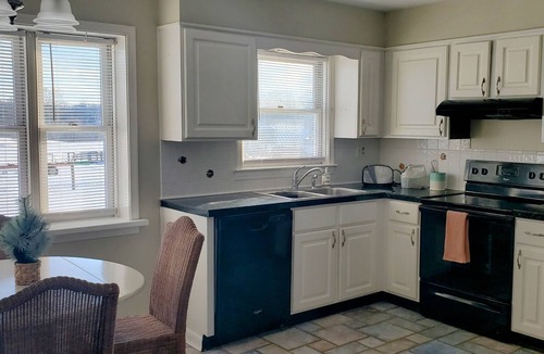 Lowesville House | Spacious home for relaxation in Roseland. 30 min from hiking trails, wineries.