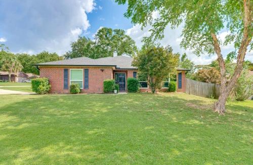North Northwest Pensacola House | Spacious Home w/Sunroom, 15 Mi to Pensacola!
