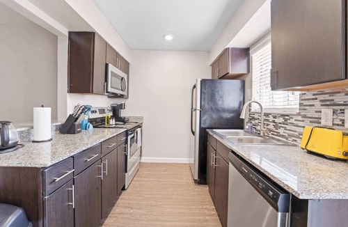 Riverside Apartment | Spacious King Bed 2BR Suite, 5 Min to DT w/pool