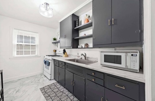 Audubon Apartment | Spacious king suite close to Churchill Downs!