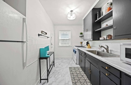 Audubon Apartment | Spacious king suite close to Churchill Downs!