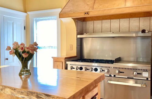 Bartlett House | Spacious Mountain Retreat, near Attitash, great for Groups, Sleeps 14