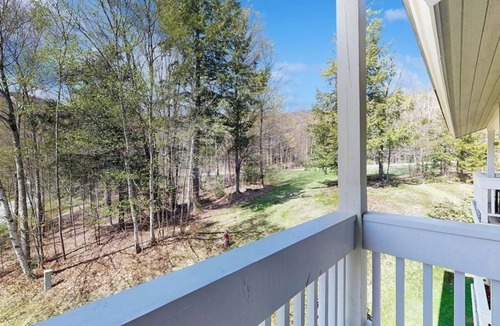 Warren Condo | Spacious mountain view condo with library & gas fireplace - near skiing