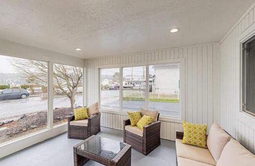 Florence House | Spacious multi-unit coastal getaway close to the river and downtown with WiFi