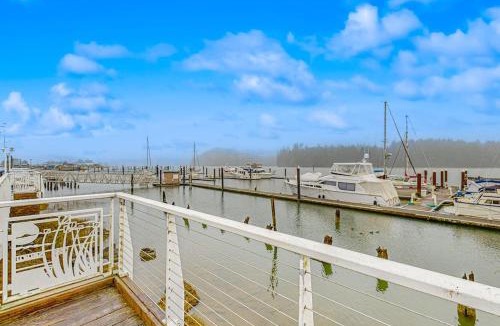 Florence House | Spacious multi-unit coastal getaway close to the river and downtown with WiFi