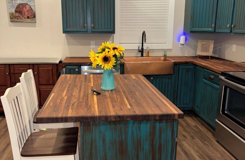 Sullivan House | Spacious Private Studio Attached Garage WasherDryer Wi-Fi