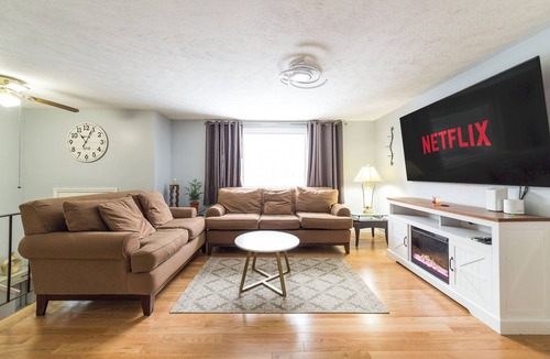 Randolph House | Spacious Raised Ranch Retreat 5 BR, 2 BA