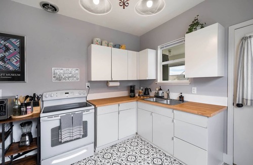 New Tacoma Apartment | Spacious Stadium District 2BR King Bed