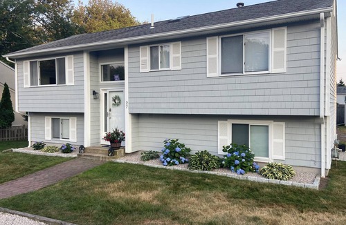 Bonnet Shores House | Spacious Summer Rental in Bonnet Shores/Narragansett, RI. Close to area beaches.