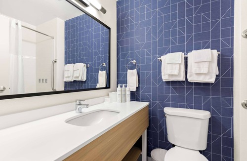 Springfield Hotel | Spark by Hilton Springfield Southwest