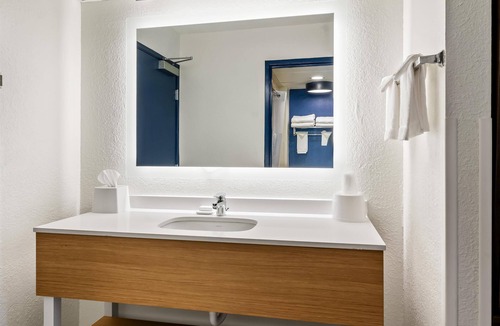 Wytheville Hotel | Spark by Hilton Wytheville East Main Street