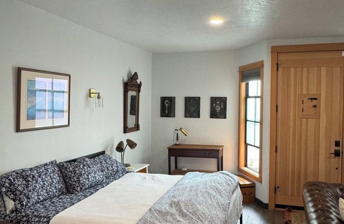 Downtown Eugene Apartment | Speak Easy Eugene, Oregon. Located between Downtown and Whiteaker District