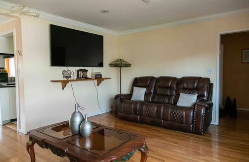 South Valley Stream House | Spectacular 4-bedroom home with private attached bathroom