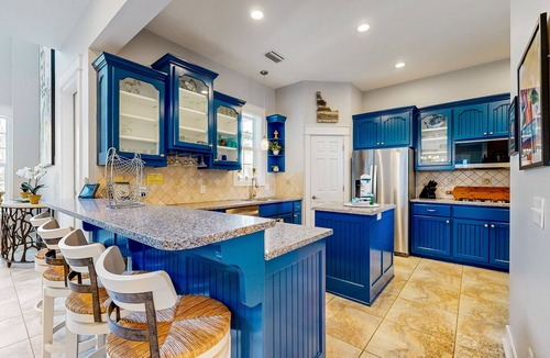 Greenway Park House | Spectacular retreat with furnished balconies & community pool