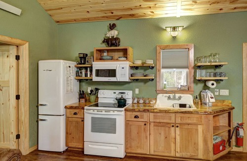 Rapid City Cabin | Spectacular setting, amenities, and centrally located to Mt. Rushmore and Custer State Park, and hiking. Wi-Fi. Excellent cell service (Verizon & ATT). Private campfire and fireplace. Off-season discounts. No extra fees.