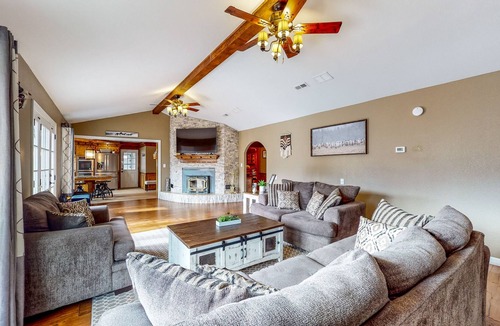 Howard House | Sprawling Panoramic Views on the Arkansas River